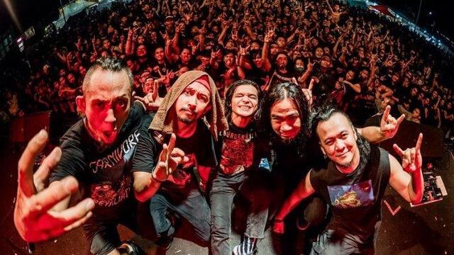 Sejarah Simbol Tangan Metal: Warisan Ikonik Ronnie James Dio